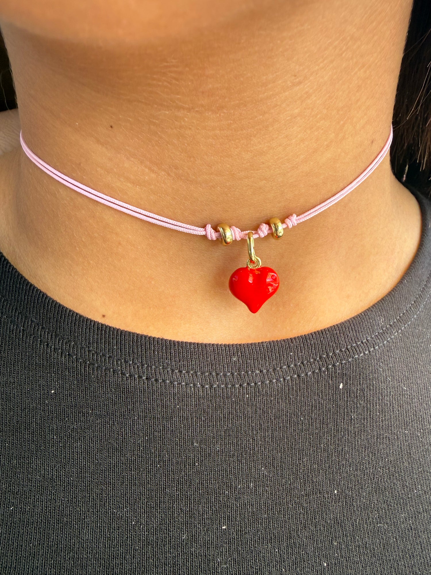 Choker rosa con cuore rosso