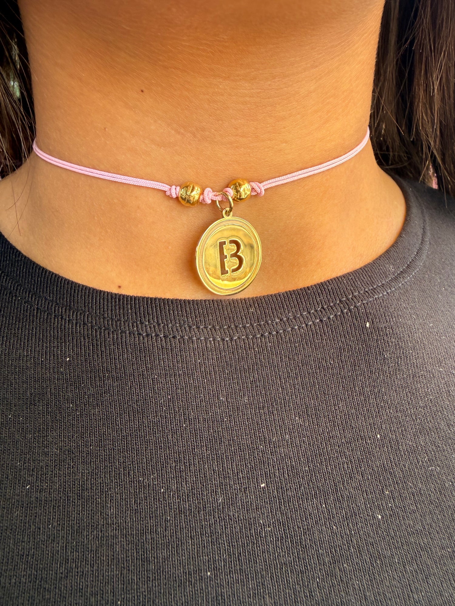 Choker rosa con ciondolo traforato gold