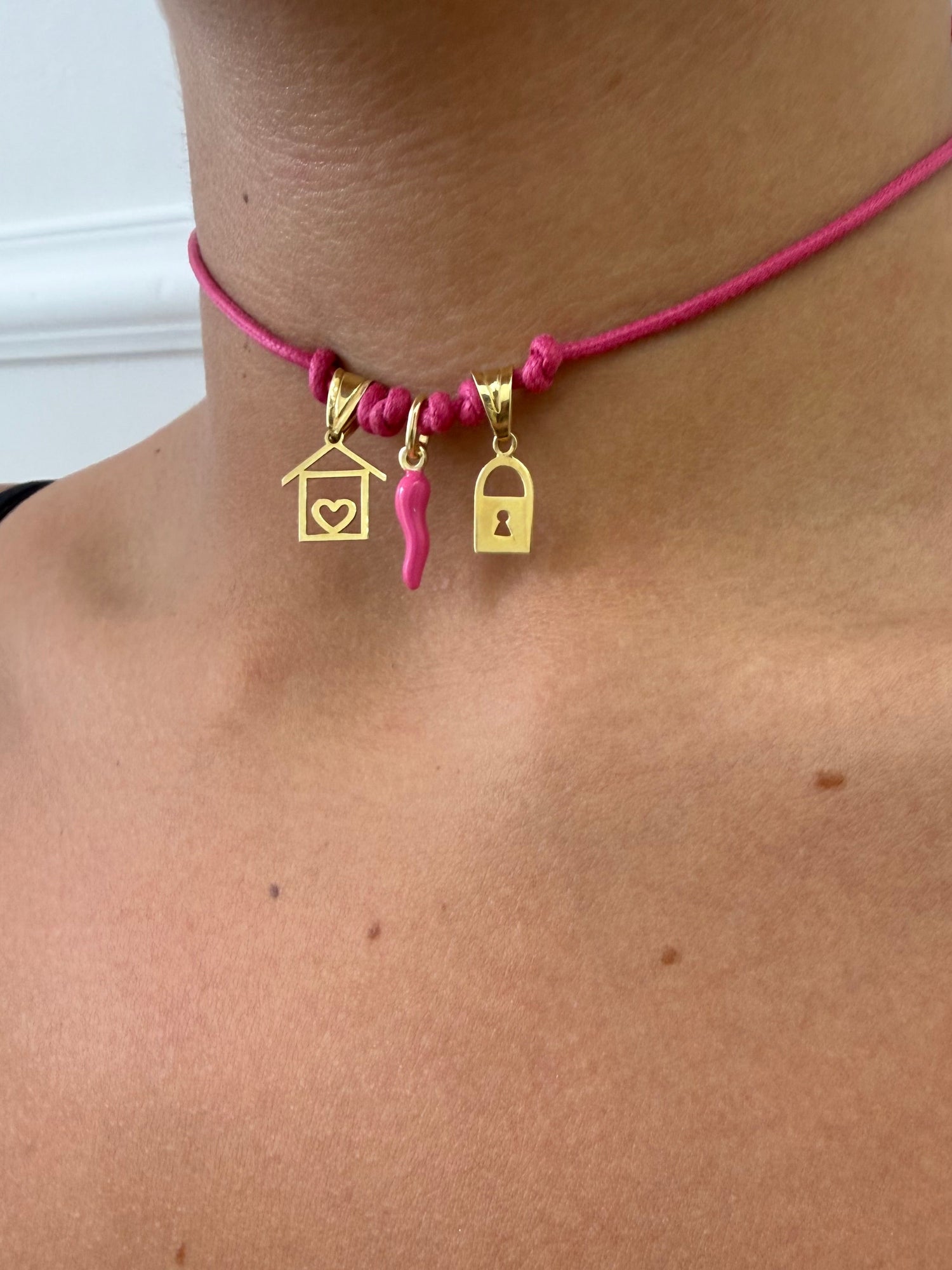 Choker fucsia con tre charms small