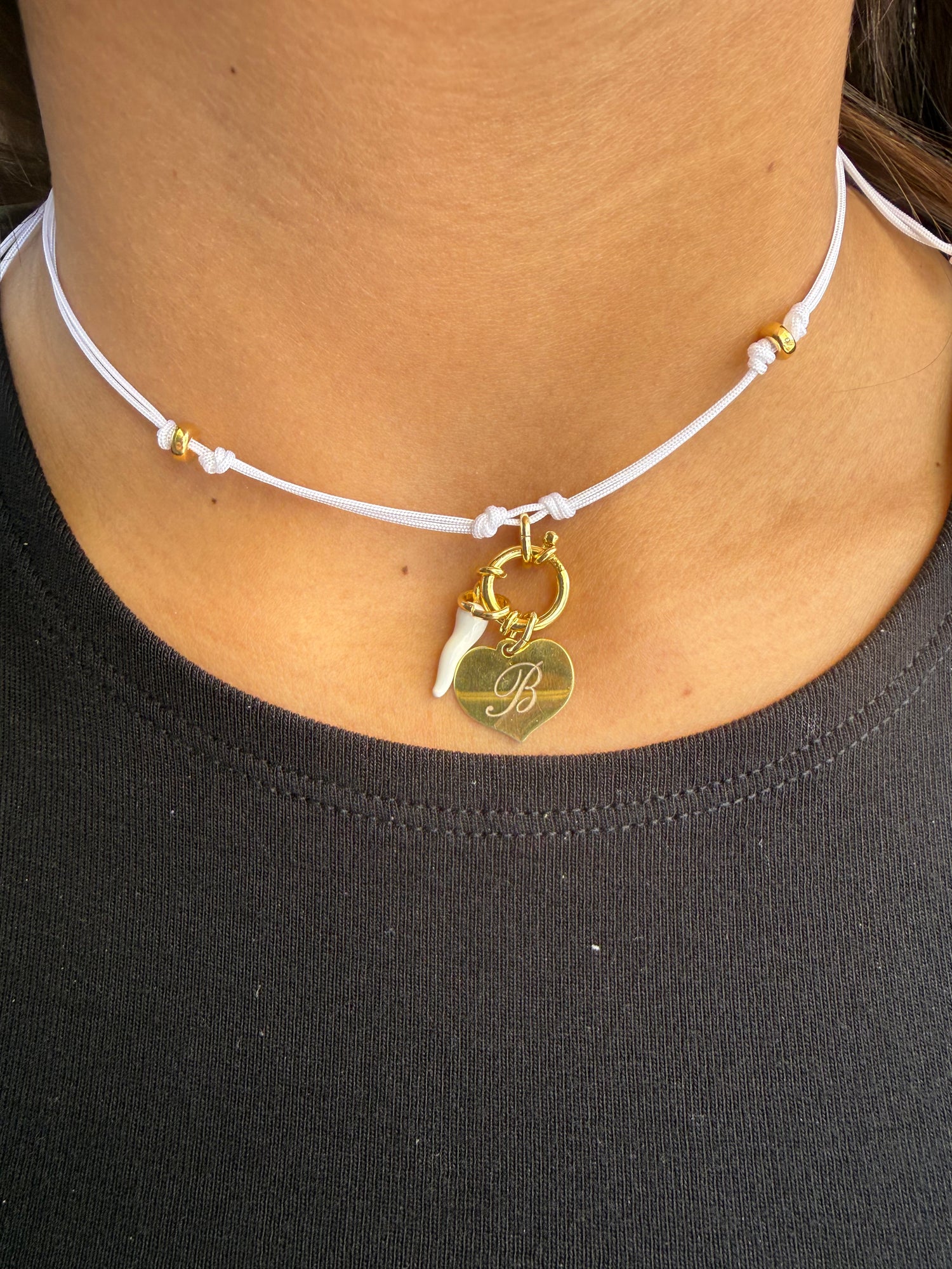 Choker bianco initial con corno