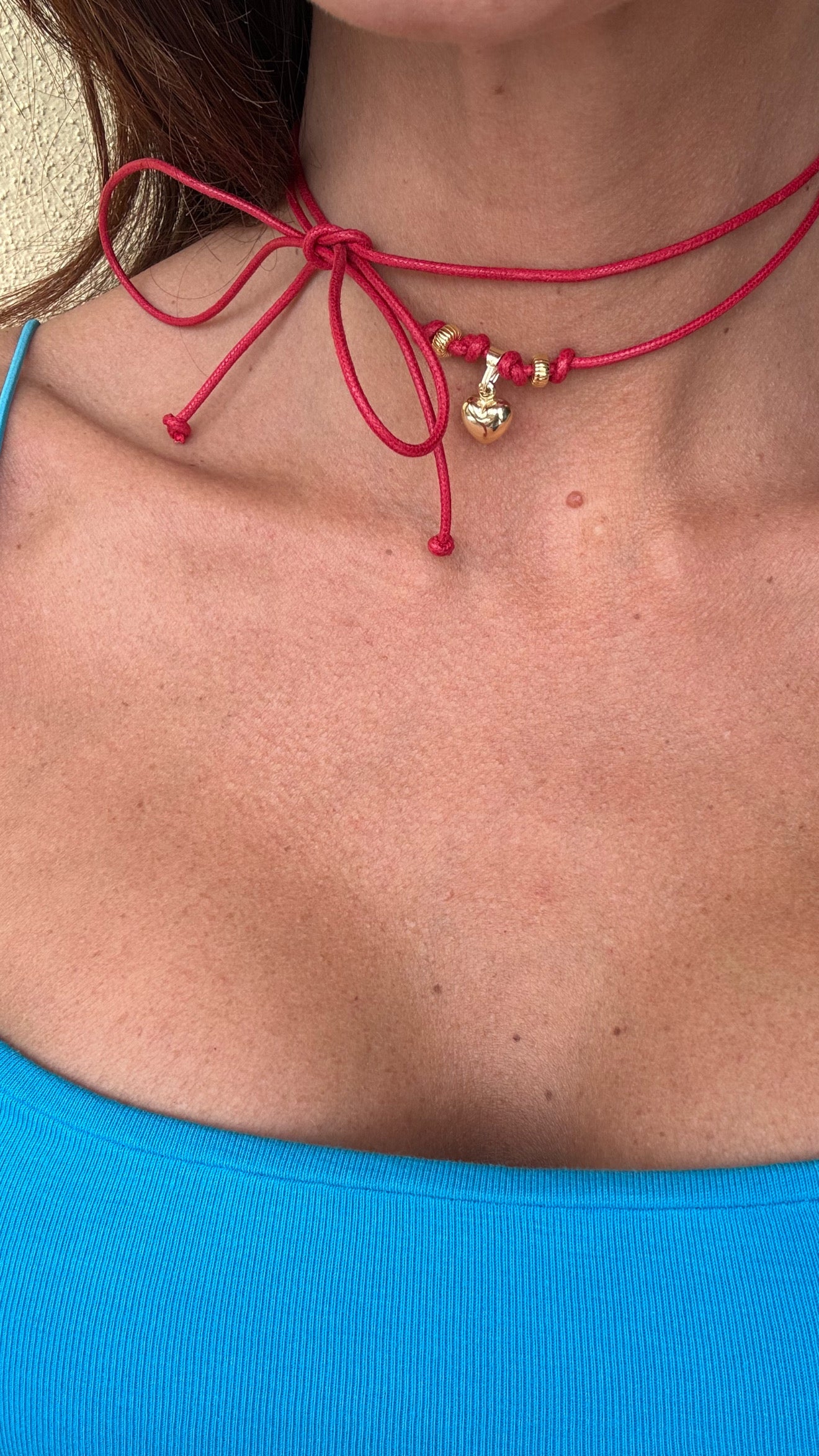 Choker rosso con cuore bombato oro