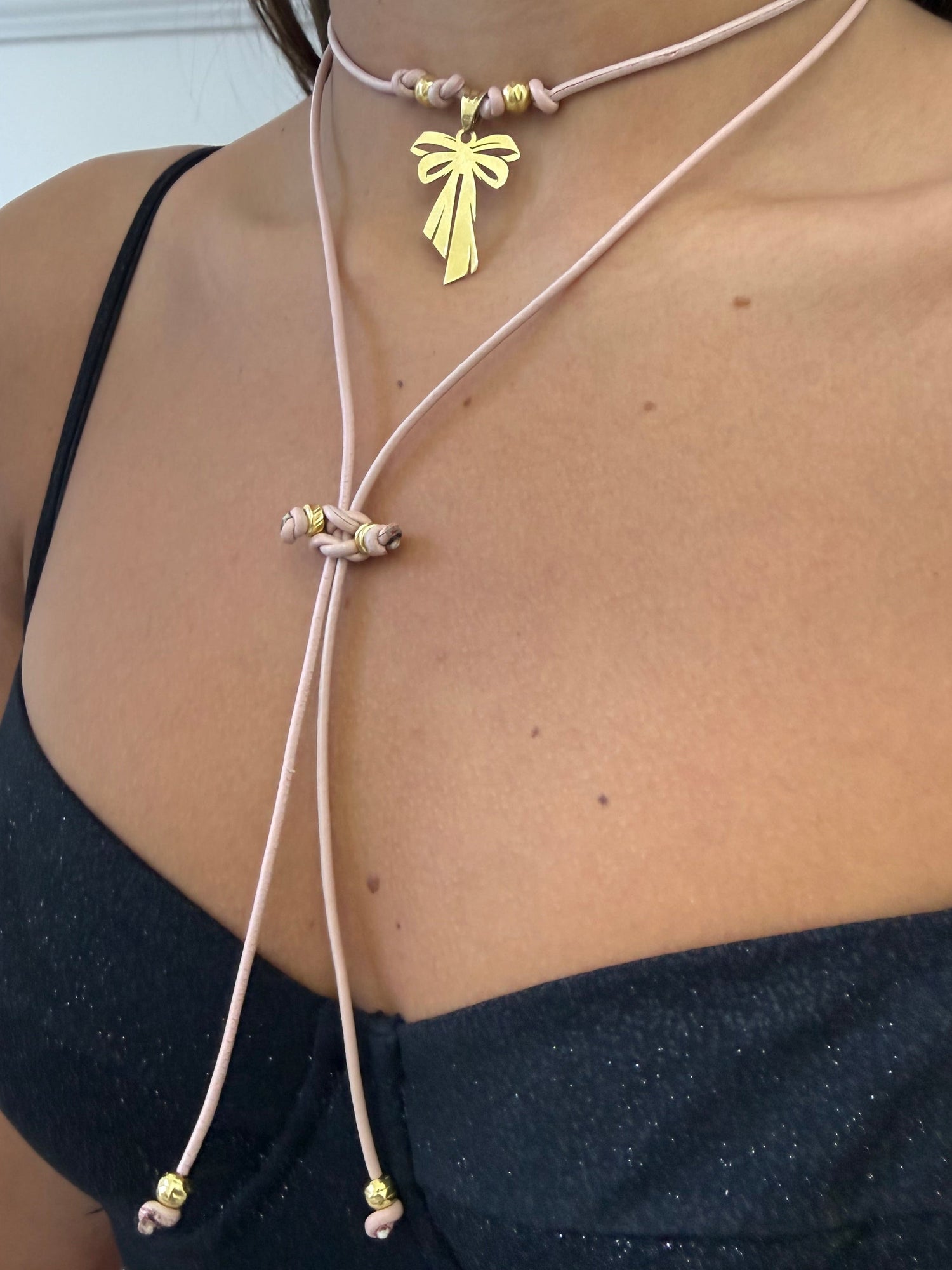 Choker in pelle fiocco d’oro
