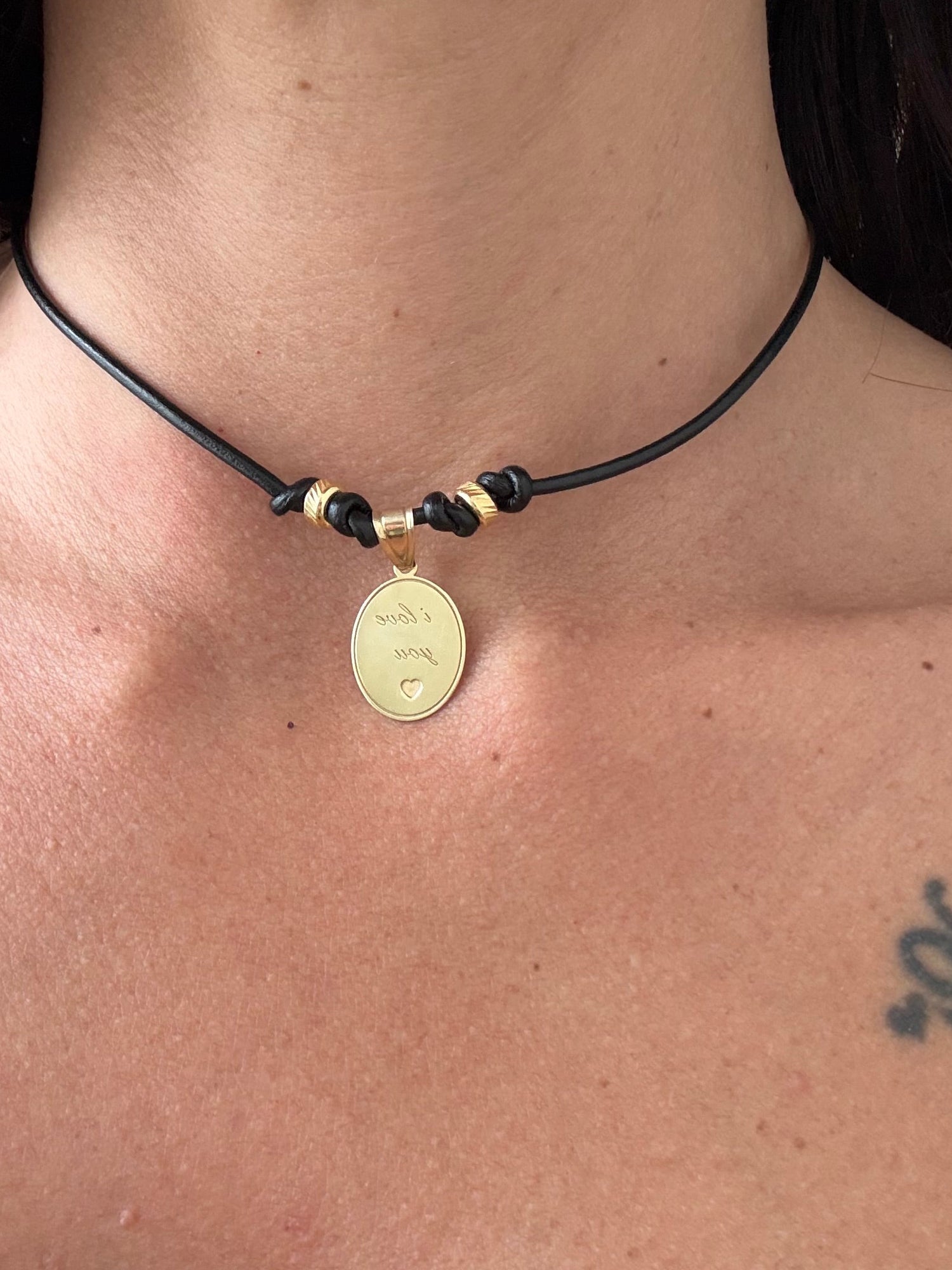 Choker nero in pelle con ciondolo o love you