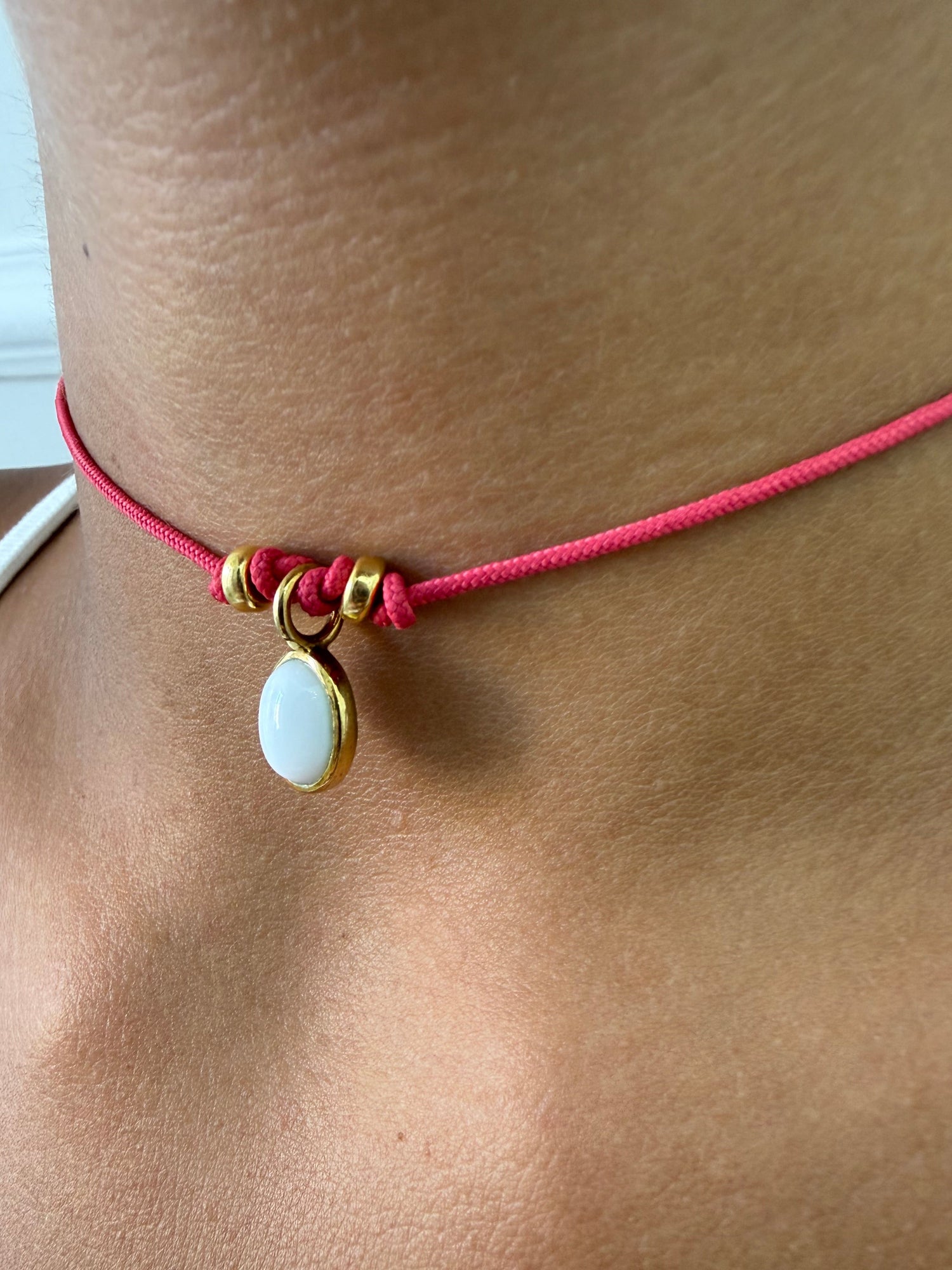 Choker white stone