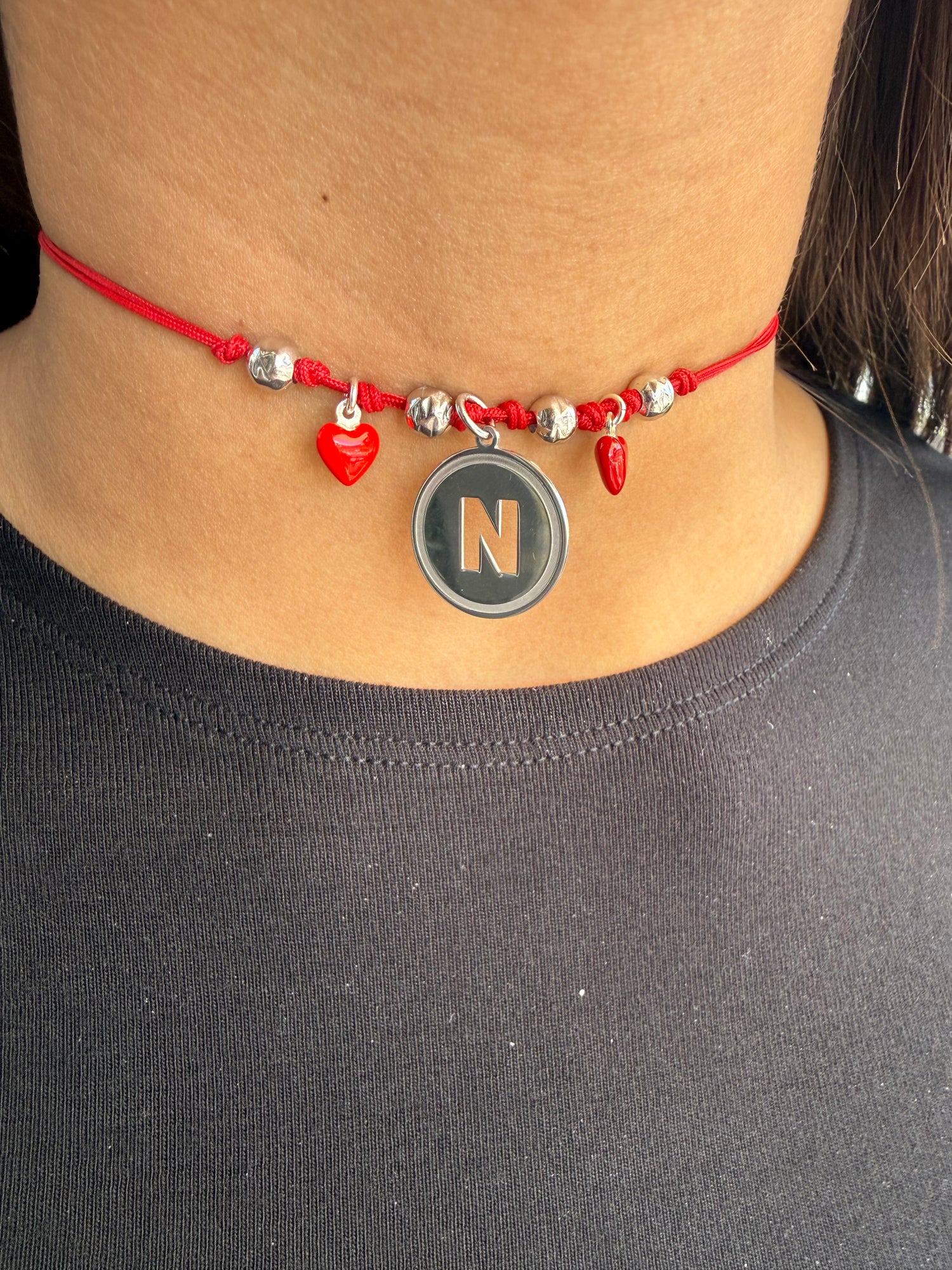 Choker rosso con doppio cuore smaltato con ciondolo traforato con iniziale
