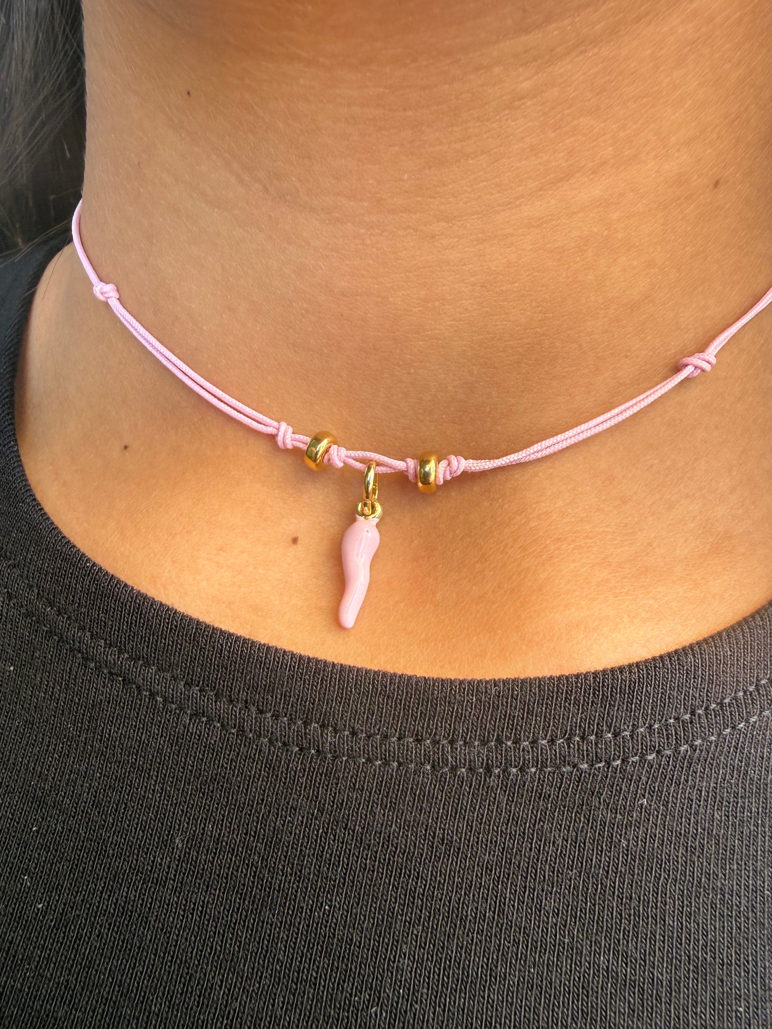 Choker con corno rosa