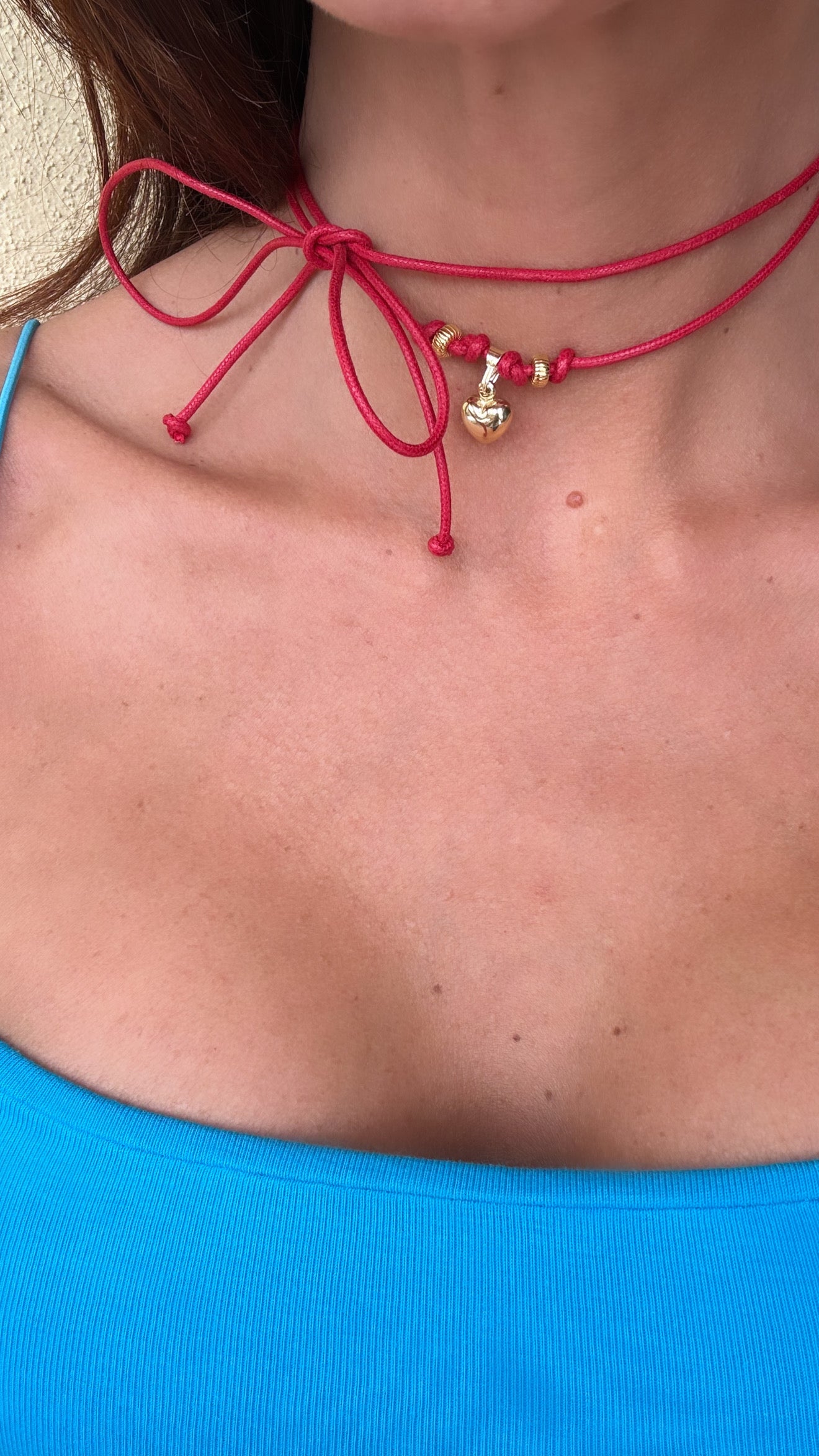 Choker rosso con cuore bombato oro