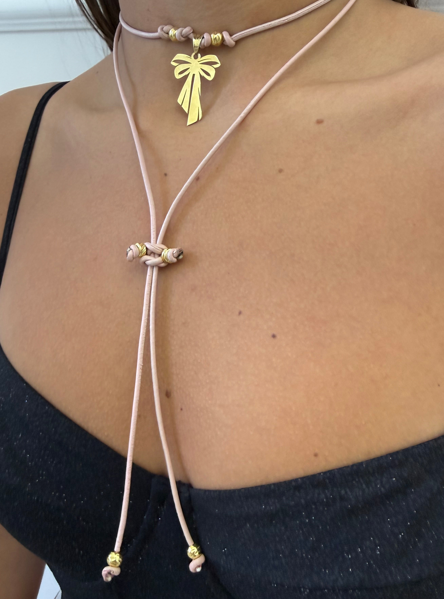Choker in pelle fiocco d’oro