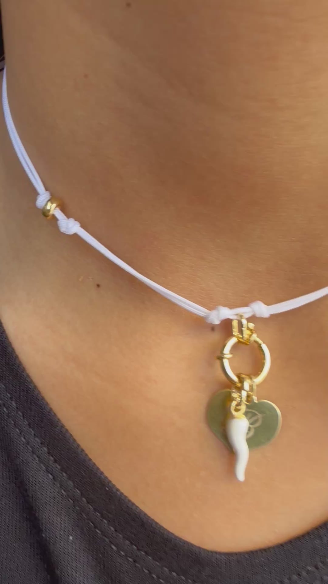 Choker bianco initial con corno